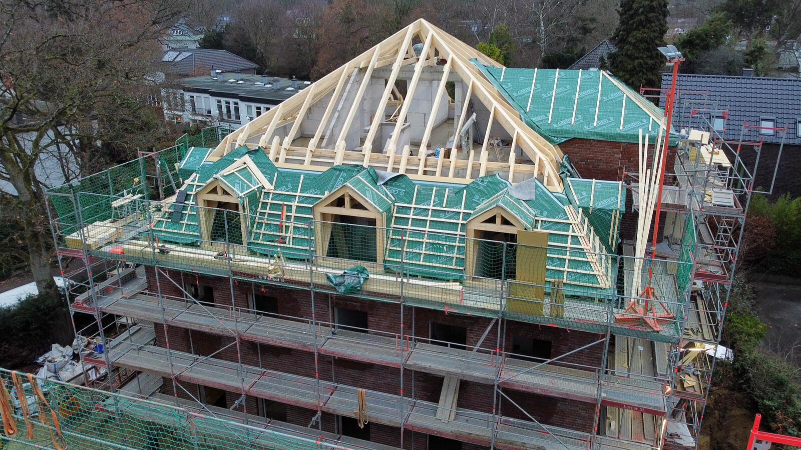 Dachstuhl mit Gauben, darunter die Klinkerfassade