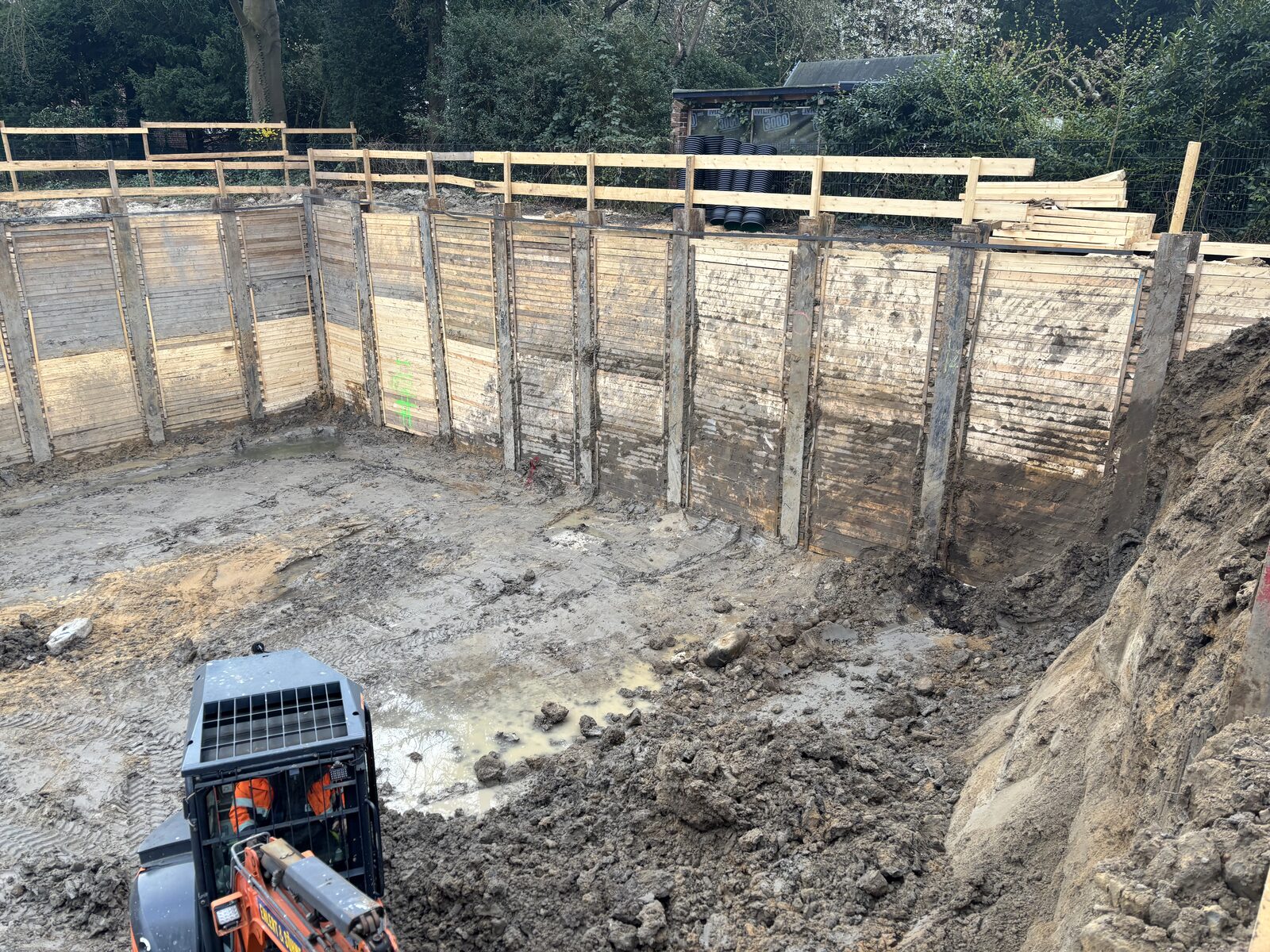 Ausgehobene Baugrube, gesichert mit einem Holzverbau