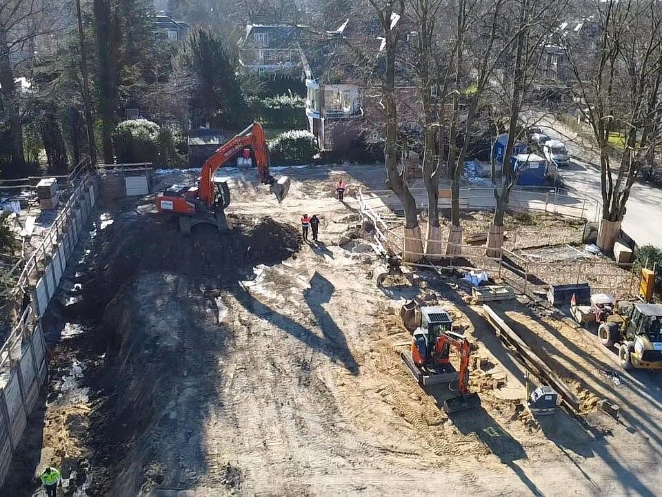 Luftbild vom Baubeginn: Bagger heben das Baufeld aus