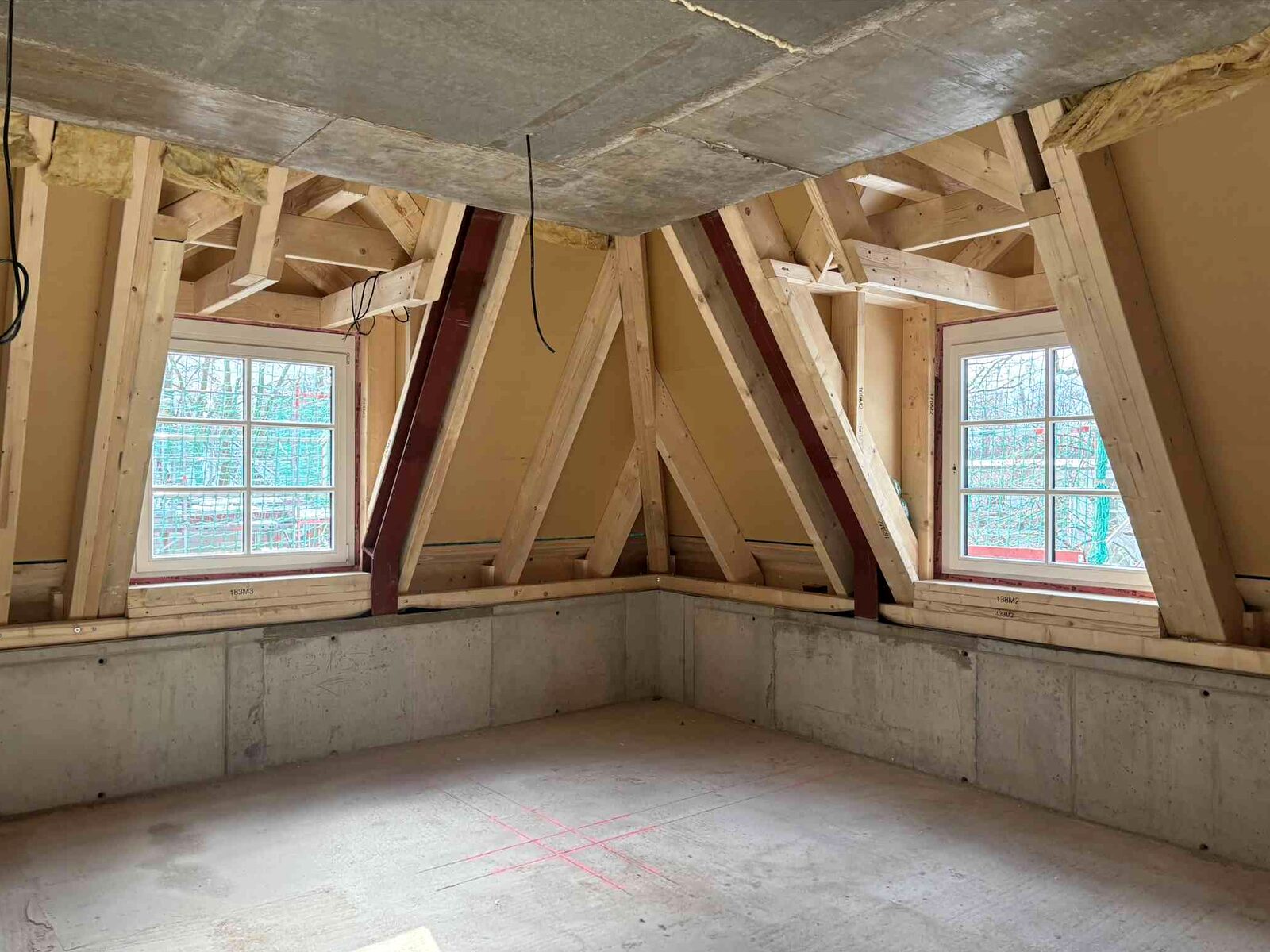 Dachgeschoss im Innenausbau mit Holzkonstruktion und zwei Gaubenfenstern