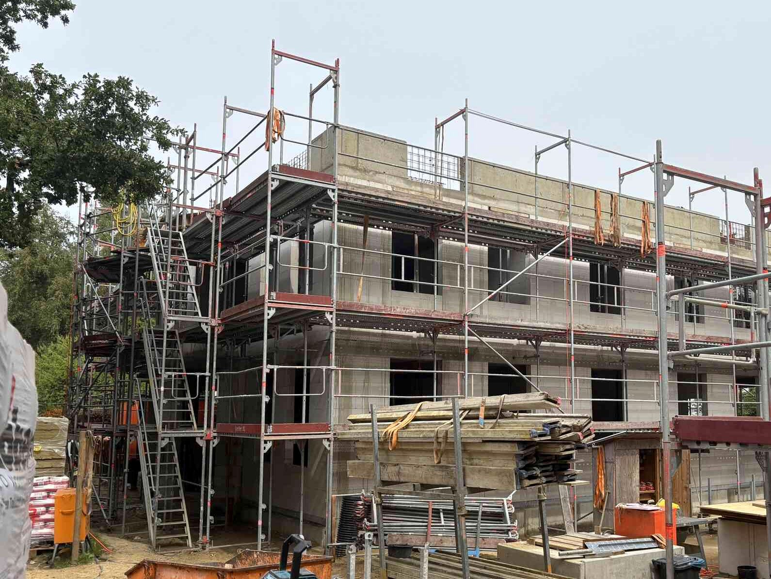 Rohbau einer Villa mit zwei Geschossen im Gerüst
