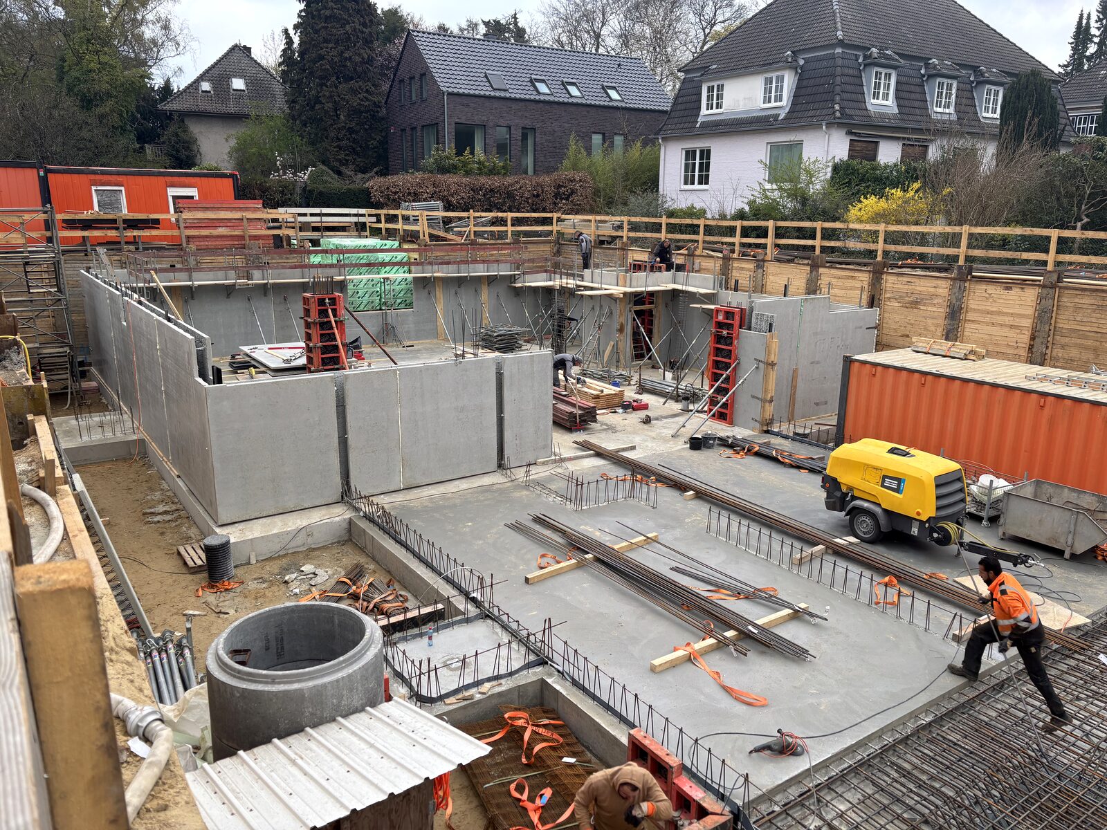 Betonwände der Tiefgarage im Bau