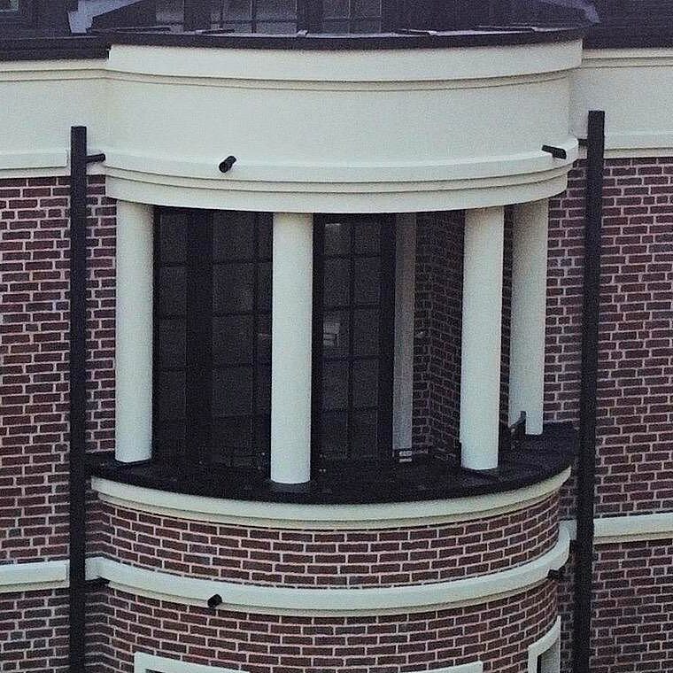 Erker mit Loggia und weißen Säulen