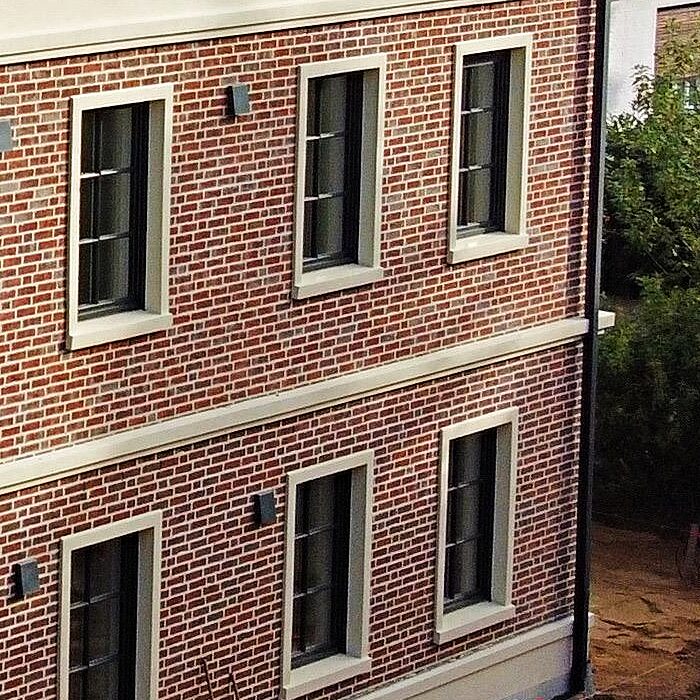 Holzsprossenfenster in der Klinkerfassade