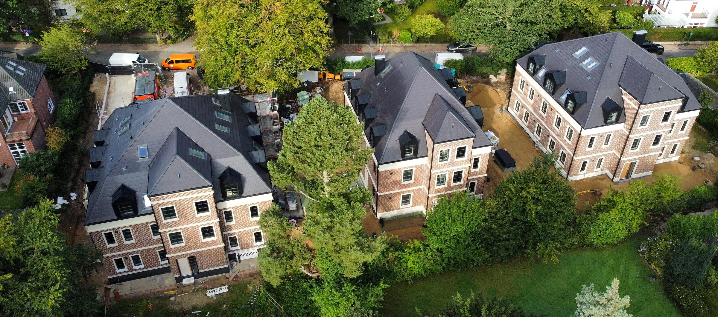 Drohnenfoto vom Zickzackweg zwischen alten Bäumen, Oktober 2026